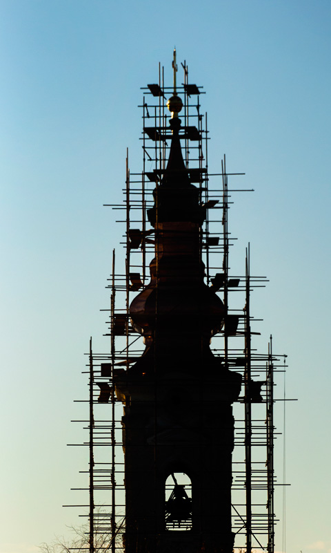 Foto van een kerktoren in de steigers. LVWB Fundraising Fondsenwerving Erfgoed